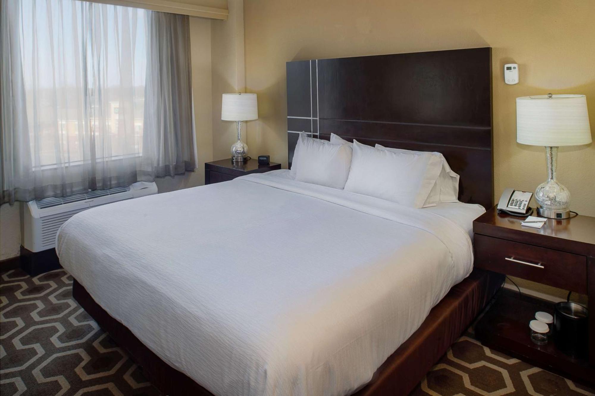 Hotel Embassy By Hilton St Louis Airport
