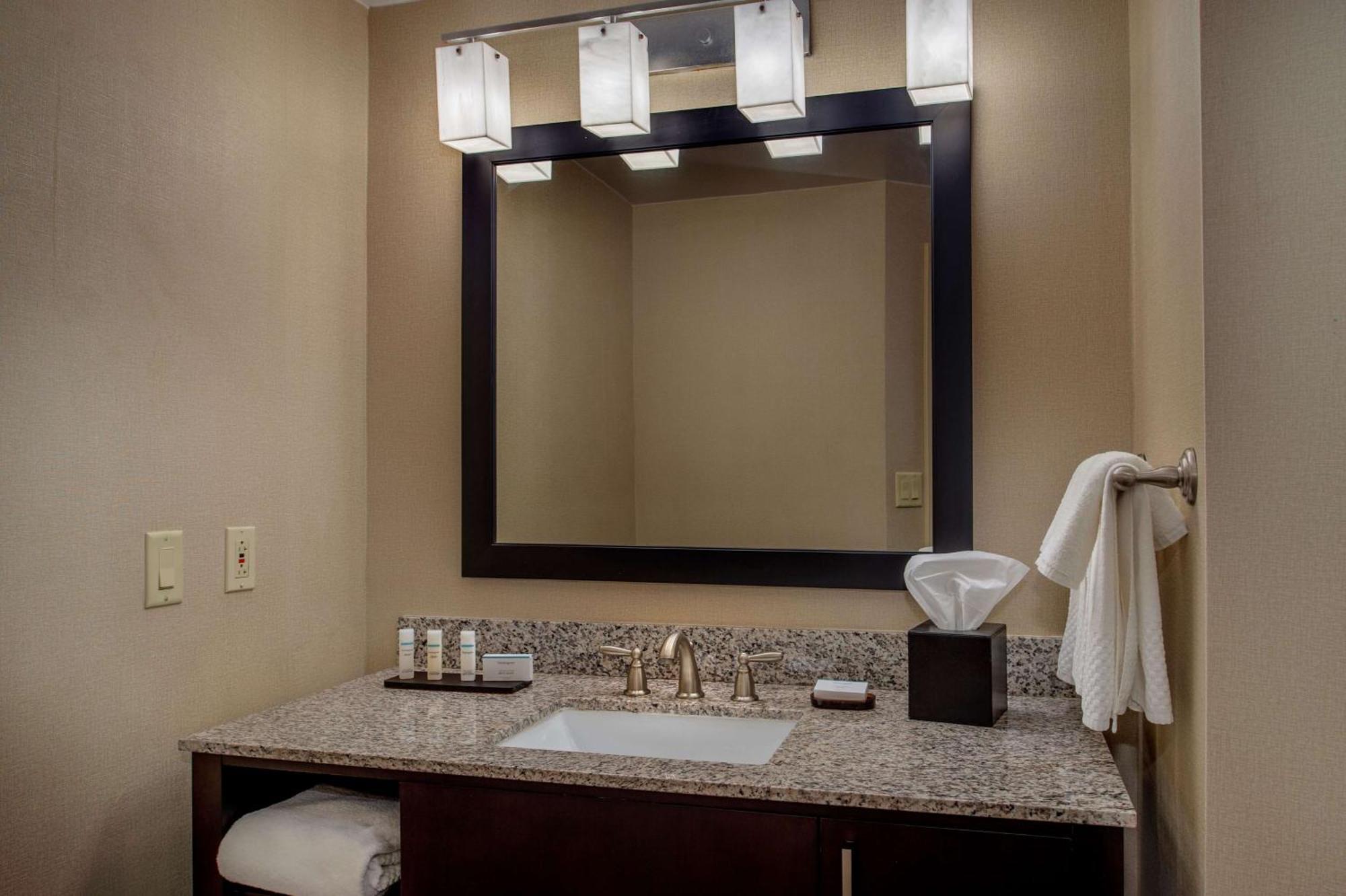Hotel Embassy By Hilton St Louis Airport