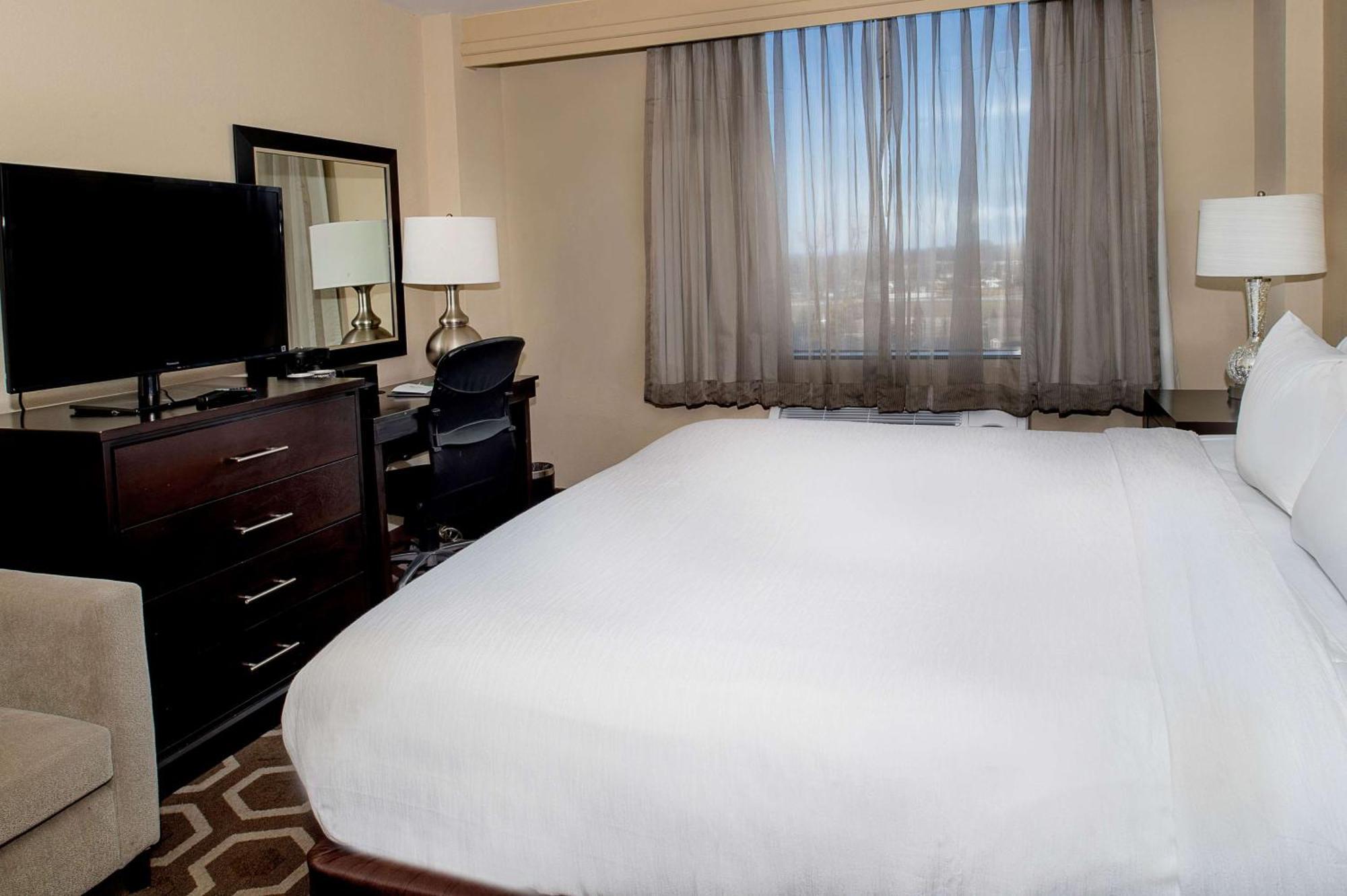 Hotel Embassy By Hilton St Louis Airport 4*