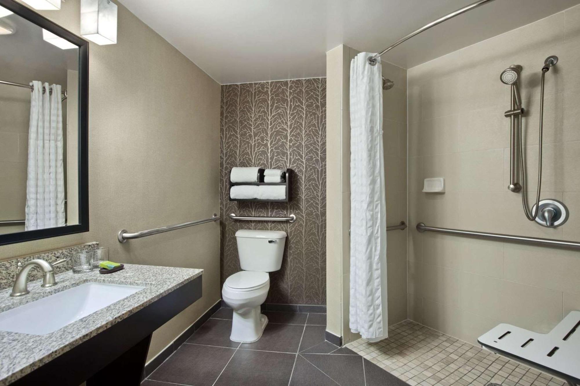 Hotel Embassy By Hilton St Louis Airport 4*