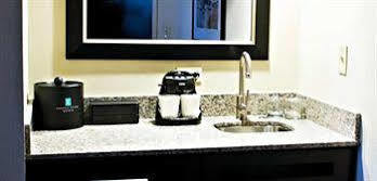 Hotel Embassy By Hilton St Louis Airport 4*